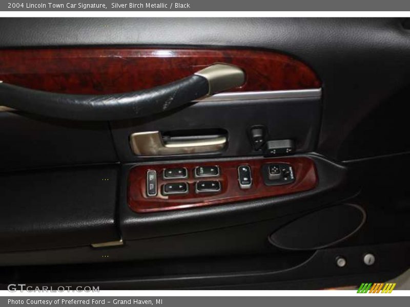 Silver Birch Metallic / Black 2004 Lincoln Town Car Signature