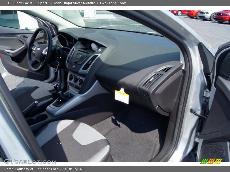 Ingot Silver Metallic / Two-Tone Sport 2012 Ford Focus SE Sport 5-Door