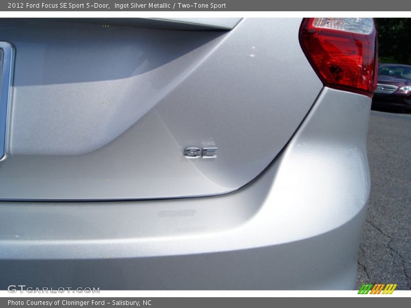 Ingot Silver Metallic / Two-Tone Sport 2012 Ford Focus SE Sport 5-Door