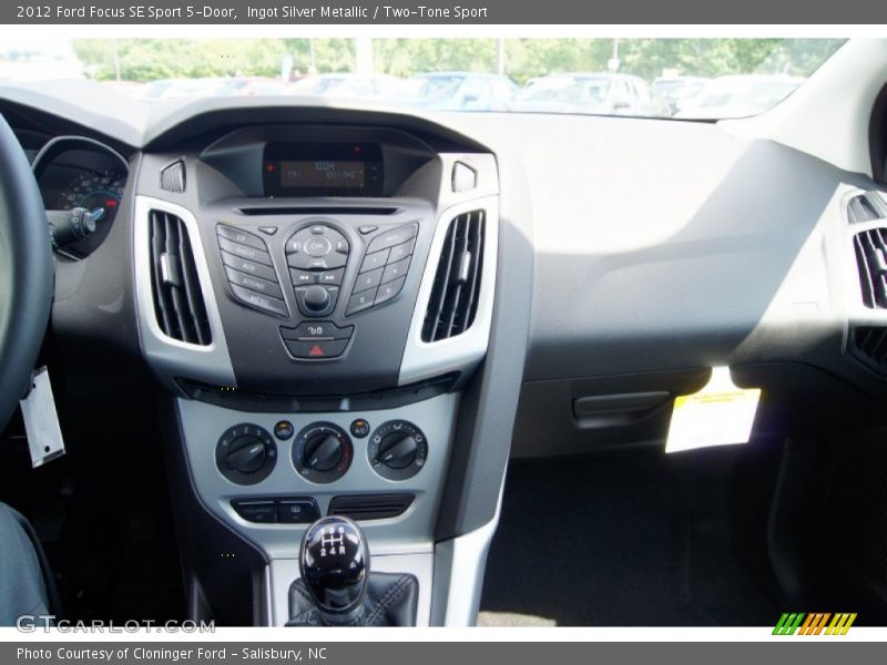 Ingot Silver Metallic / Two-Tone Sport 2012 Ford Focus SE Sport 5-Door