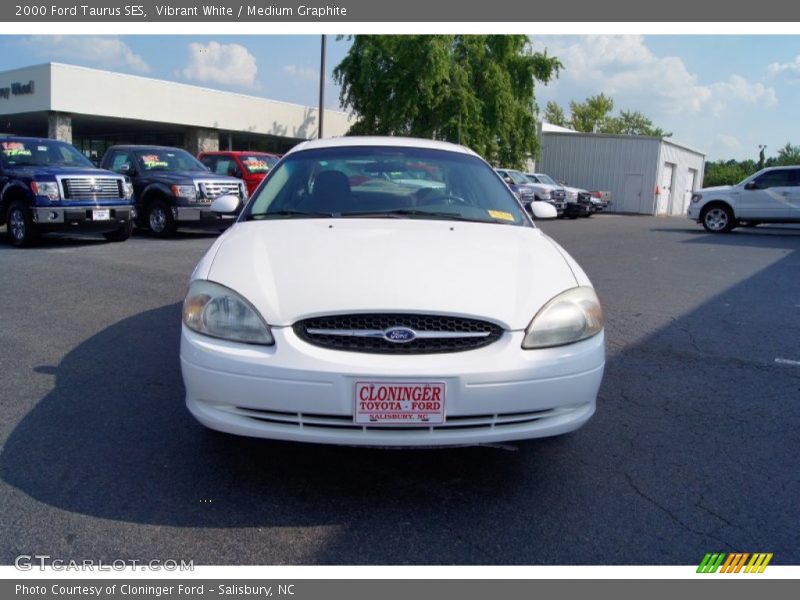 Vibrant White / Medium Graphite 2000 Ford Taurus SES