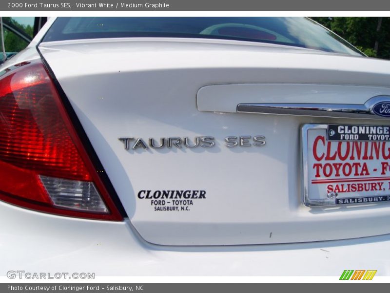 Vibrant White / Medium Graphite 2000 Ford Taurus SES