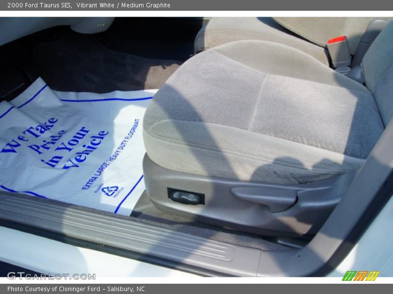 Vibrant White / Medium Graphite 2000 Ford Taurus SES