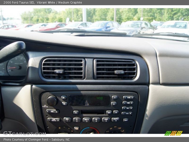 Vibrant White / Medium Graphite 2000 Ford Taurus SES