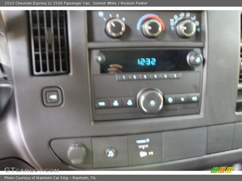 Summit White / Medium Pewter 2010 Chevrolet Express LS 3500 Passenger Van