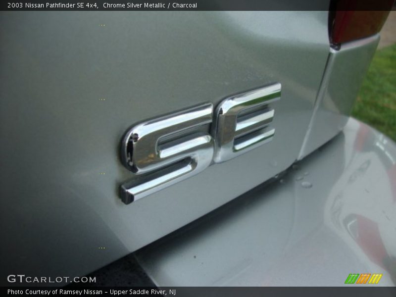 Chrome Silver Metallic / Charcoal 2003 Nissan Pathfinder SE 4x4