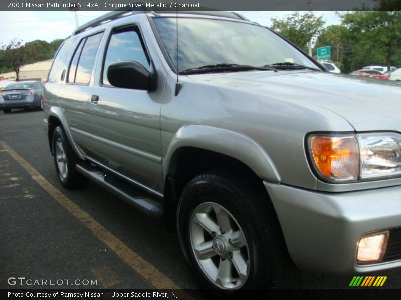 Chrome Silver Metallic / Charcoal 2003 Nissan Pathfinder SE 4x4
