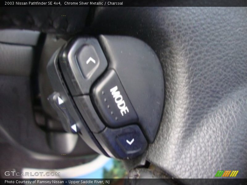Chrome Silver Metallic / Charcoal 2003 Nissan Pathfinder SE 4x4
