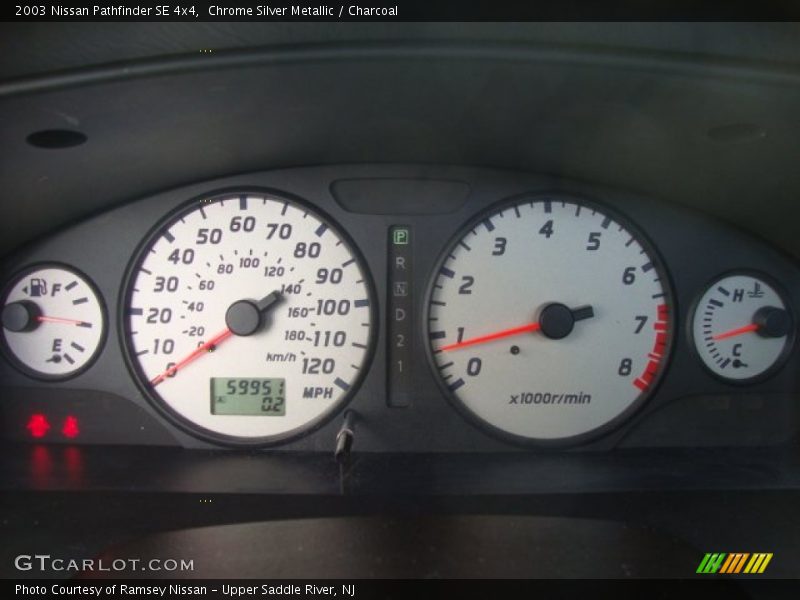 Chrome Silver Metallic / Charcoal 2003 Nissan Pathfinder SE 4x4