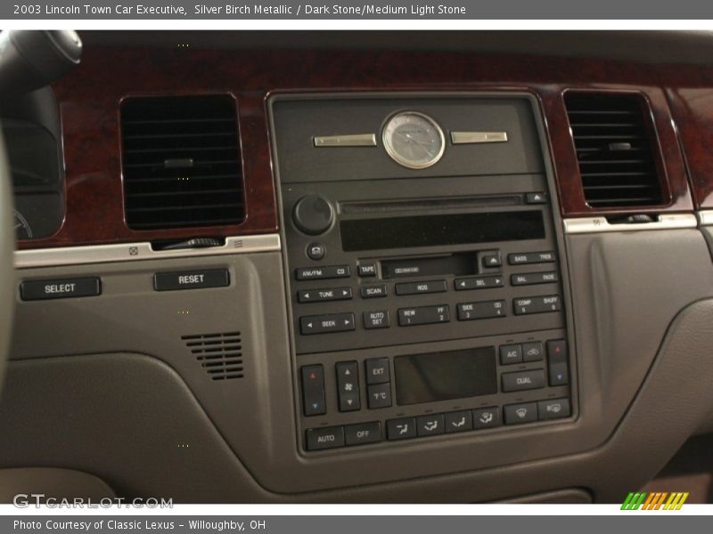 Controls of 2003 Town Car Executive