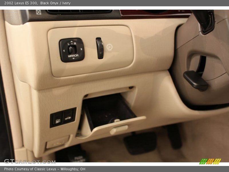 Black Onyx / Ivory 2002 Lexus ES 300