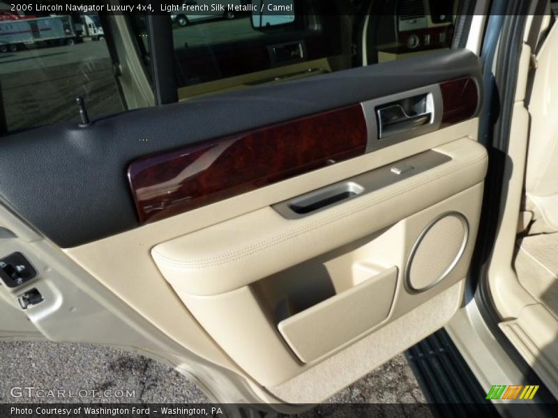 Light French Silk Metallic / Camel 2006 Lincoln Navigator Luxury 4x4