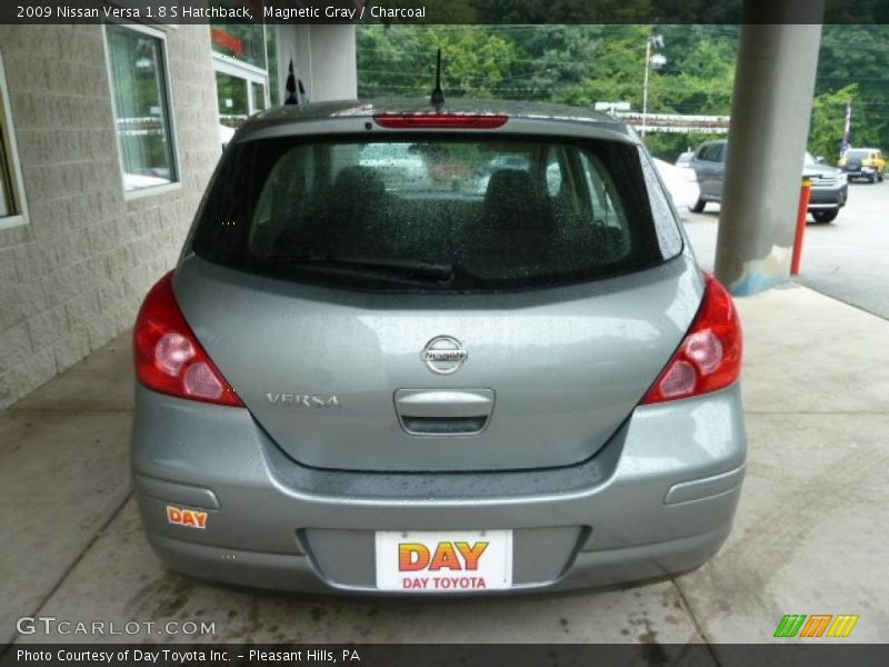 Magnetic Gray / Charcoal 2009 Nissan Versa 1.8 S Hatchback