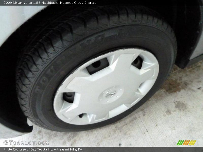 Magnetic Gray / Charcoal 2009 Nissan Versa 1.8 S Hatchback