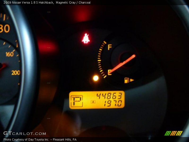 Magnetic Gray / Charcoal 2009 Nissan Versa 1.8 S Hatchback