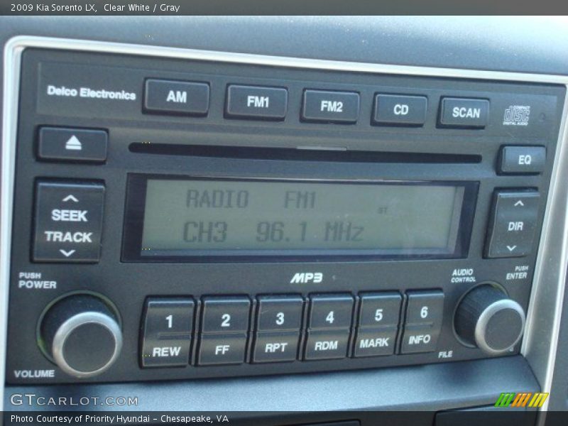 Clear White / Gray 2009 Kia Sorento LX