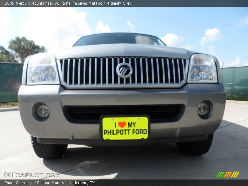 Satellite Silver Metallic / Midnight Grey 2005 Mercury Mountaineer V6