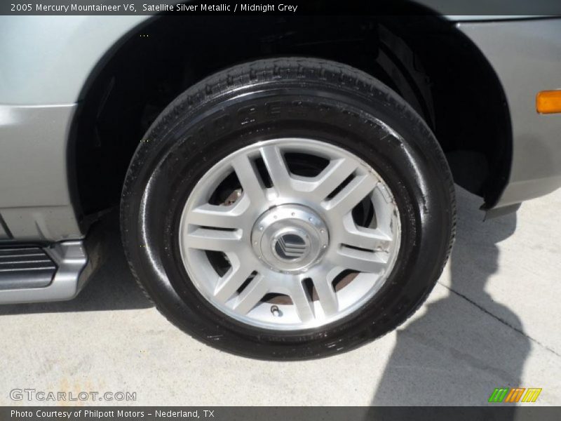 Satellite Silver Metallic / Midnight Grey 2005 Mercury Mountaineer V6