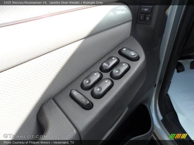 Satellite Silver Metallic / Midnight Grey 2005 Mercury Mountaineer V6