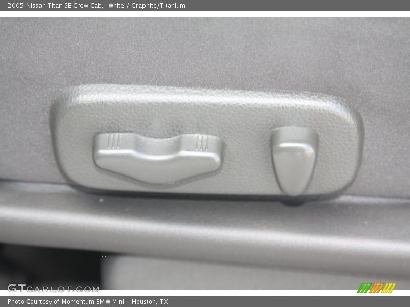White / Graphite/Titanium 2005 Nissan Titan SE Crew Cab