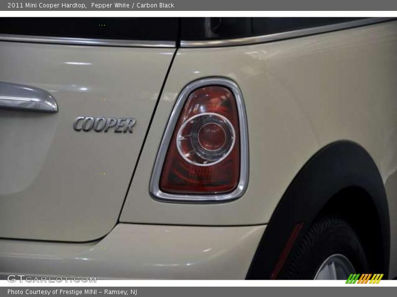 Pepper White / Carbon Black 2011 Mini Cooper Hardtop
