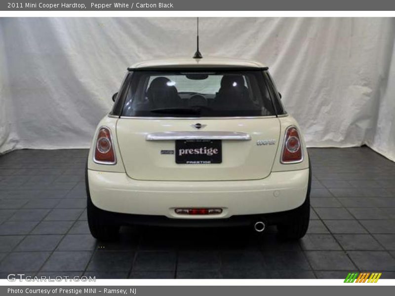 Pepper White / Carbon Black 2011 Mini Cooper Hardtop