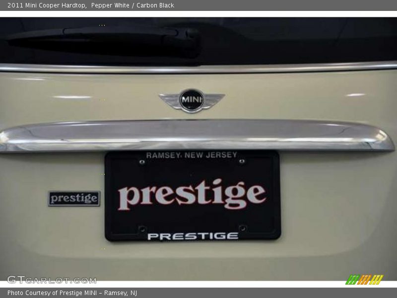 Pepper White / Carbon Black 2011 Mini Cooper Hardtop