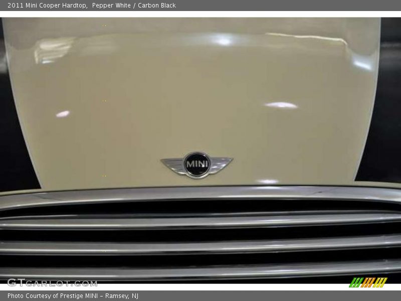 Pepper White / Carbon Black 2011 Mini Cooper Hardtop