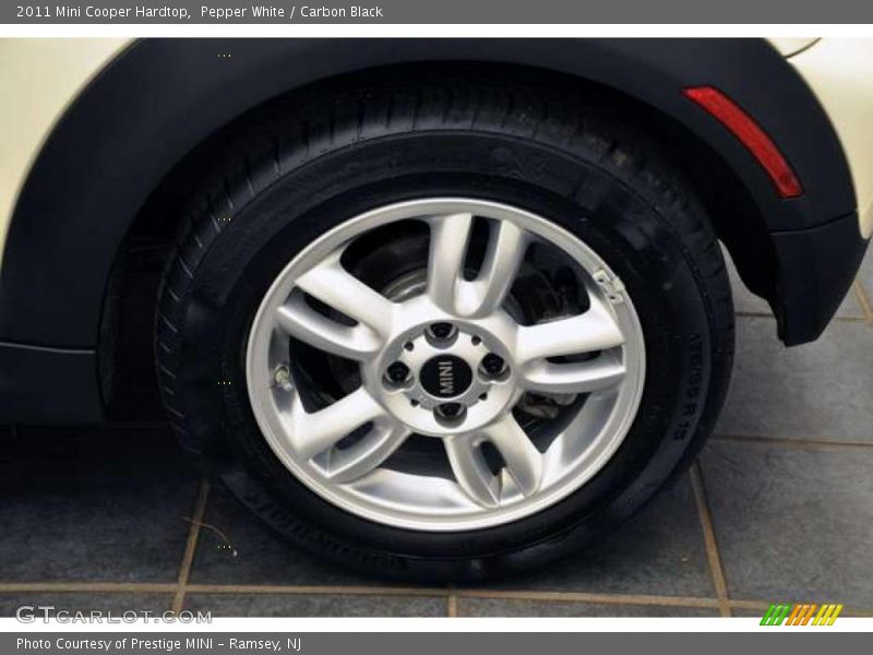 Pepper White / Carbon Black 2011 Mini Cooper Hardtop