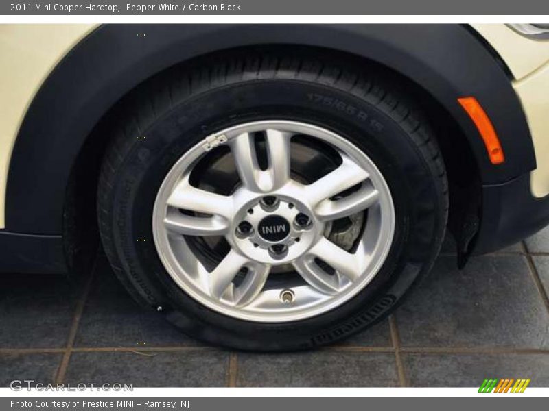 Pepper White / Carbon Black 2011 Mini Cooper Hardtop