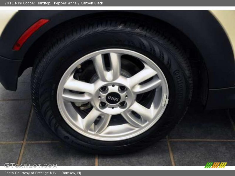 Pepper White / Carbon Black 2011 Mini Cooper Hardtop