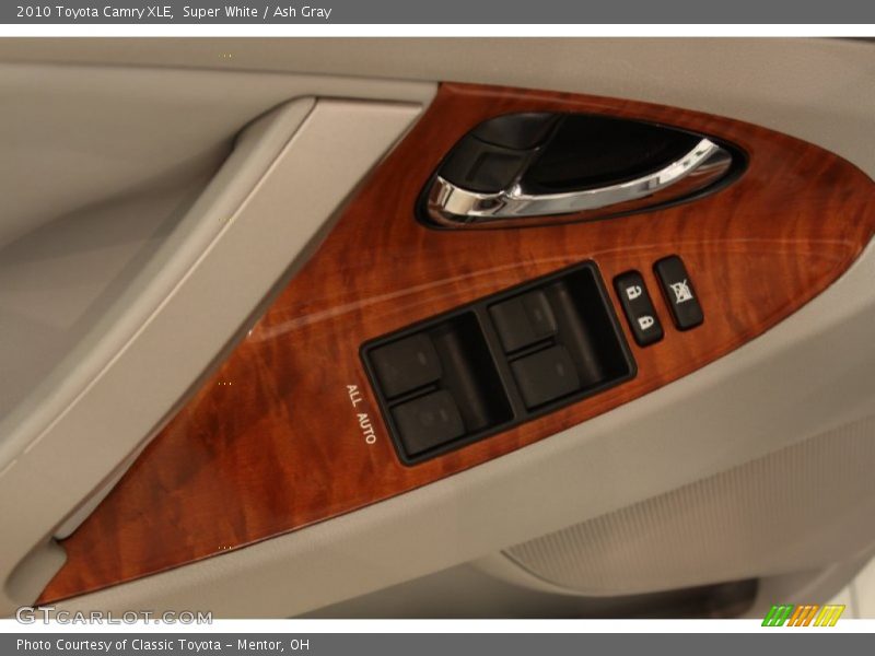 Super White / Ash Gray 2010 Toyota Camry XLE
