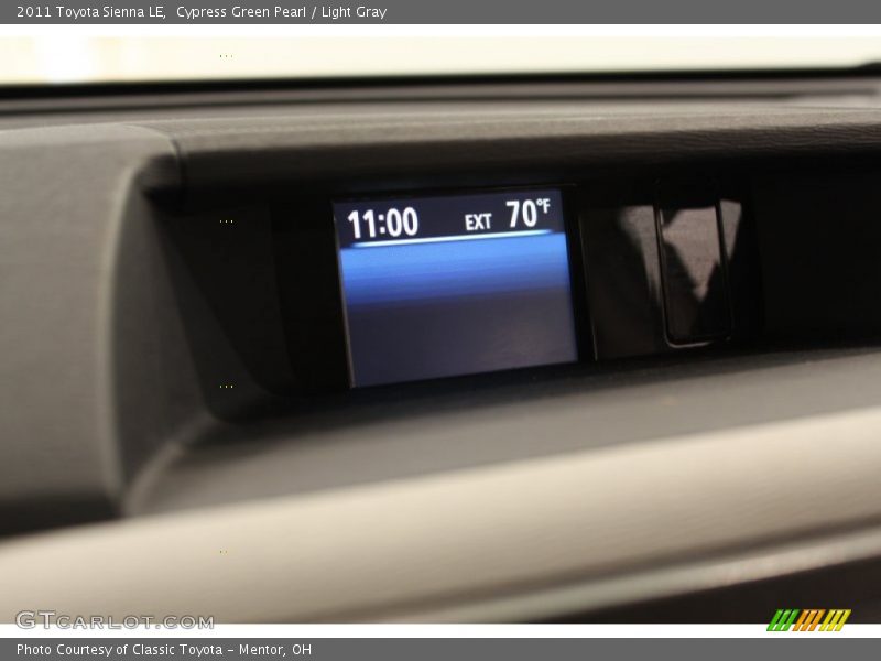 Cypress Green Pearl / Light Gray 2011 Toyota Sienna LE