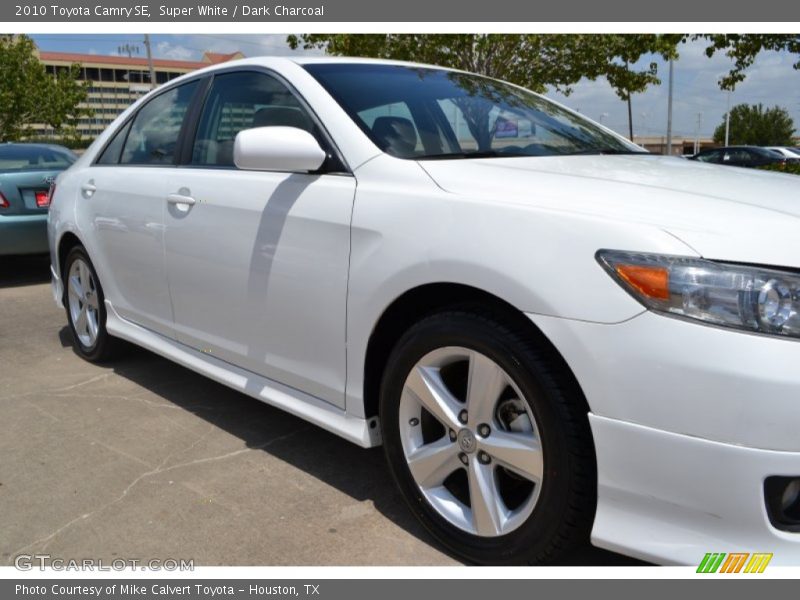 Super White / Dark Charcoal 2010 Toyota Camry SE
