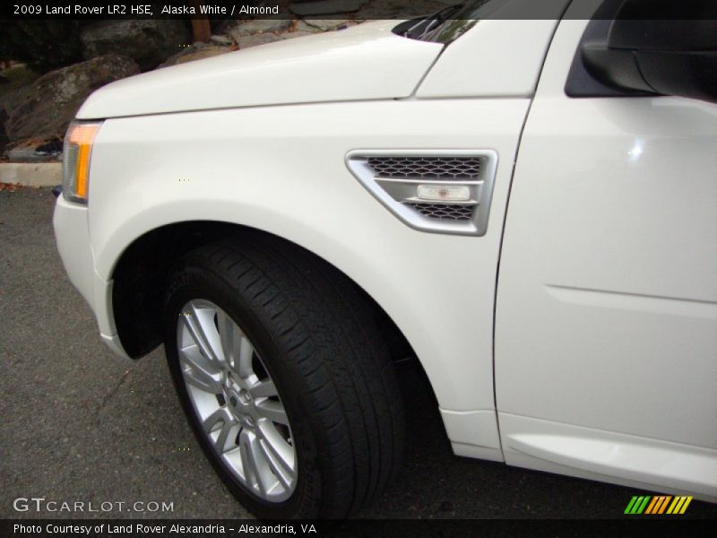 Alaska White / Almond 2009 Land Rover LR2 HSE