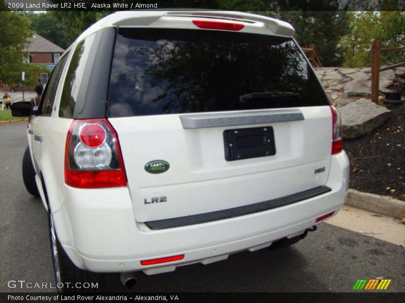 Alaska White / Almond 2009 Land Rover LR2 HSE