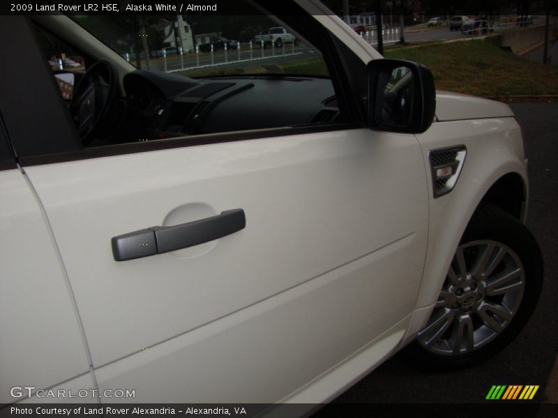 Alaska White / Almond 2009 Land Rover LR2 HSE