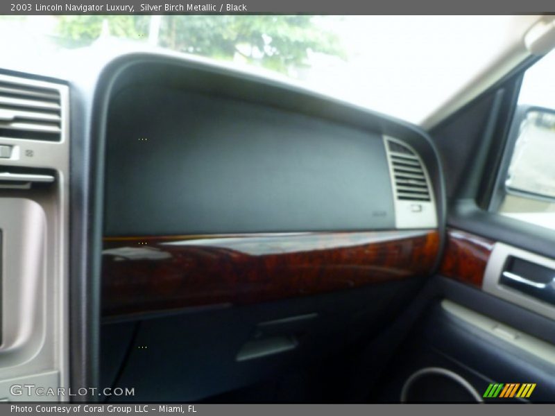 Silver Birch Metallic / Black 2003 Lincoln Navigator Luxury