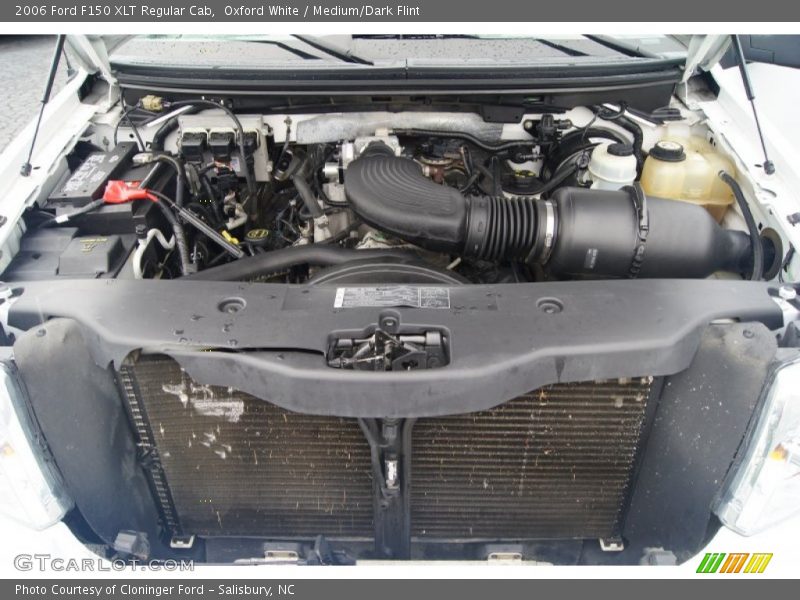 Oxford White / Medium/Dark Flint 2006 Ford F150 XLT Regular Cab
