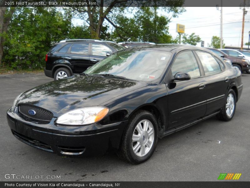 Front 3/4 View of 2005 Taurus SEL