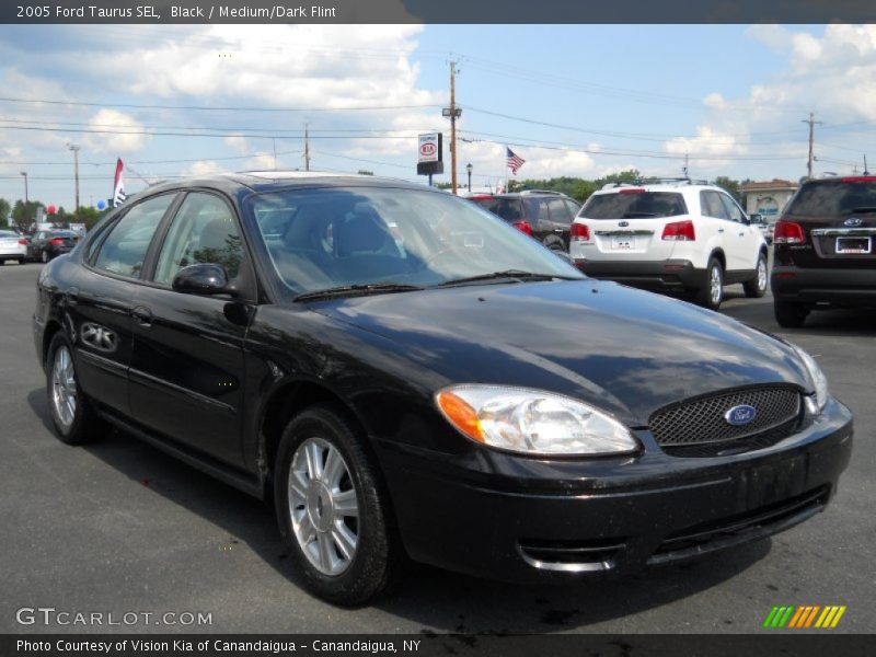 Front 3/4 View of 2005 Taurus SEL