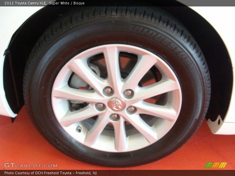 Super White / Bisque 2011 Toyota Camry XLE