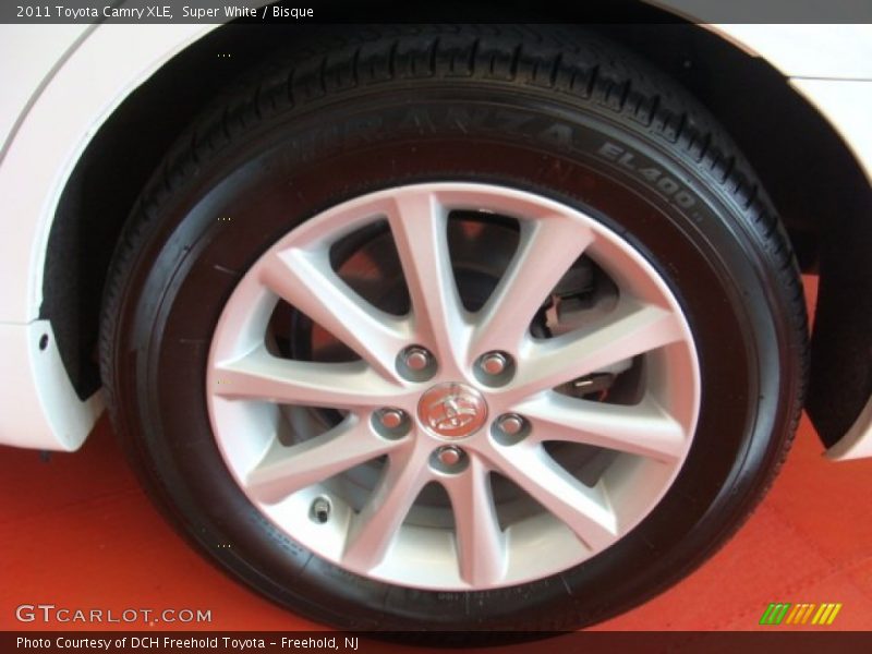 Super White / Bisque 2011 Toyota Camry XLE