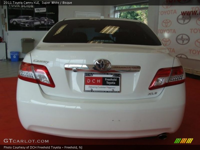 Super White / Bisque 2011 Toyota Camry XLE