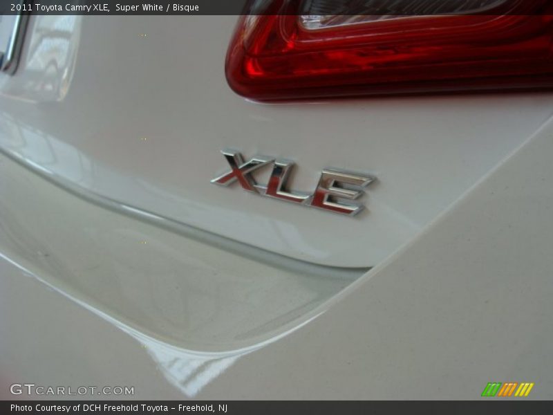 Super White / Bisque 2011 Toyota Camry XLE