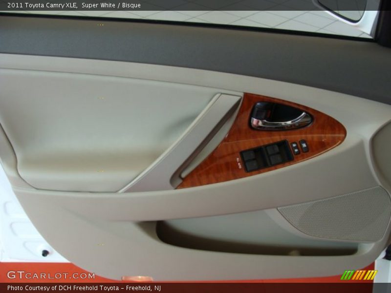 Super White / Bisque 2011 Toyota Camry XLE