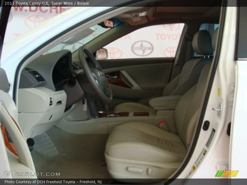 Super White / Bisque 2011 Toyota Camry XLE