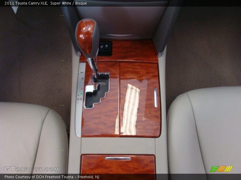Super White / Bisque 2011 Toyota Camry XLE
