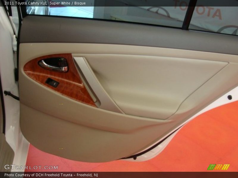Super White / Bisque 2011 Toyota Camry XLE