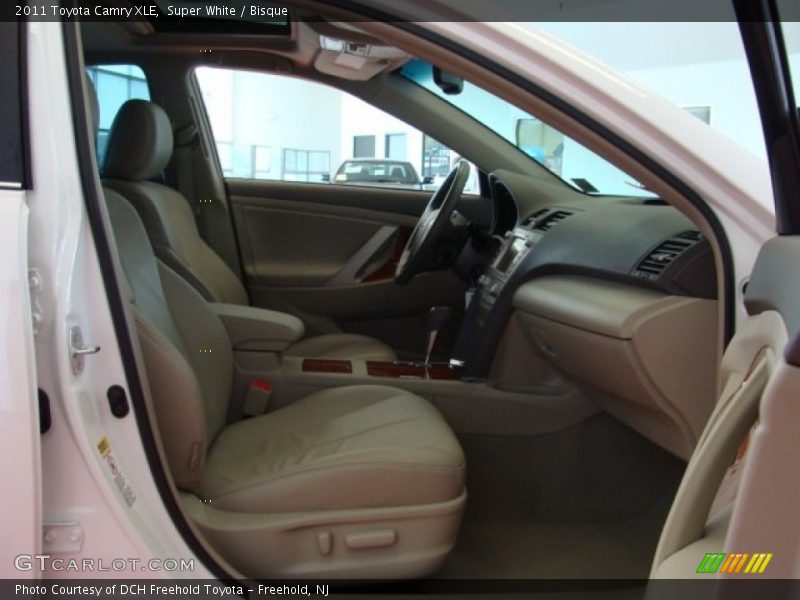 Super White / Bisque 2011 Toyota Camry XLE
